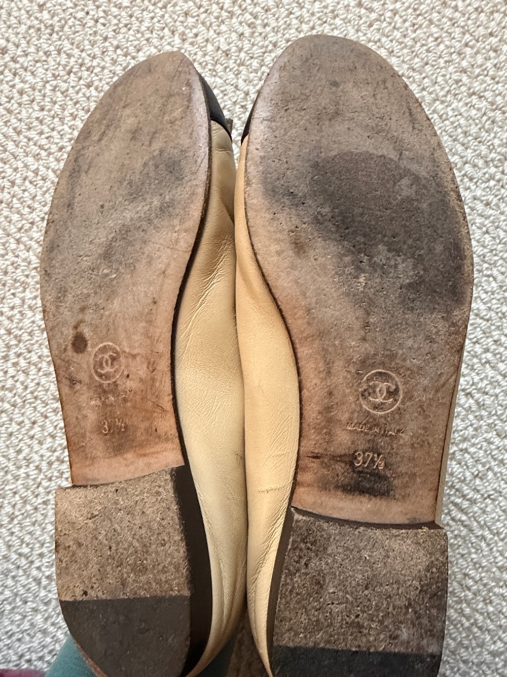 CHANEL Beige and Black Leather Cap-Toe Ballet Flats - Picture 3 of 8